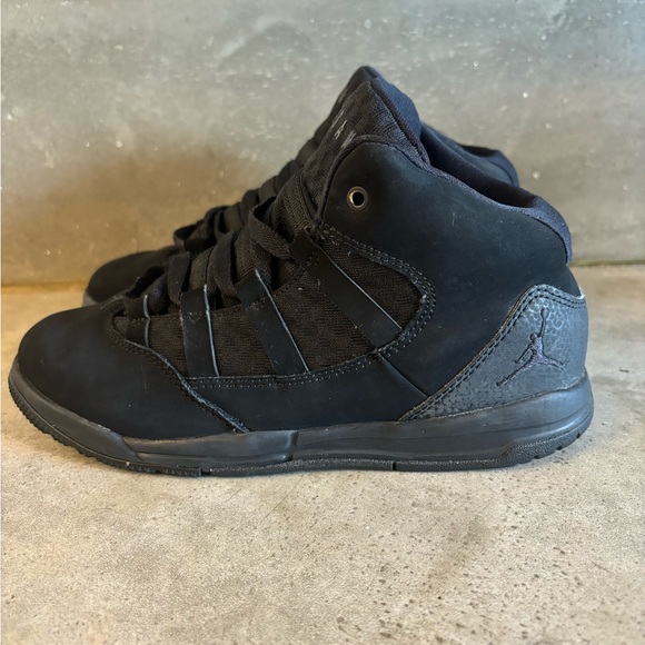 Nike Air Jordan Max Aura Triple Black Mid Size Youth 3 Black On Black Jordans - Picture 5 of 12